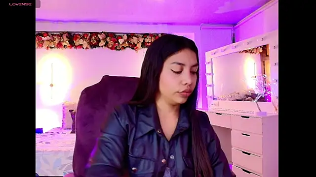 Snapshot of kloe28 chatting on 11/15/25, 03:54 kloe28 online show from 11/15/25, 03:54