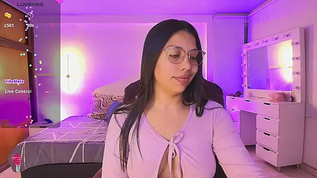 Snapshot of kloe28 chatting on 02/26/26, 03:39 kloe28 online show from 02/26/26, 03:39