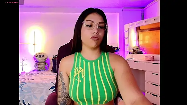 Snapshot of kloe28 chatting on 11/04/25, 04:05 kloe28 online show from 11/04/25, 04:05