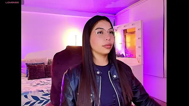 Snapshot of kloe28 chatting on 11/12/25, 03:43 kloe28 online show from 11/12/25, 03:43