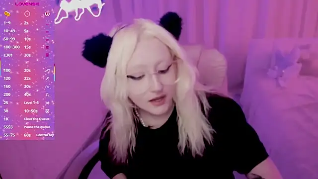 JuliaSharkk online show from 11/22/25, 10:08