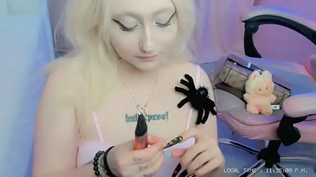 JuliaSharkk online show from 10/29/25, 09:36