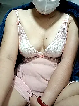 Snapshot of JinjinLy chatting on 10/25/25, 03:28 JinjinLy online show from 10/25/25, 03:28