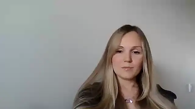 Snapshot of Kyrelinn chatting on 10/26/25, 06:47 Kyrelinn online show from 10/26/25, 06:47