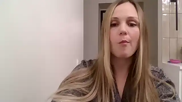 Snapshot of Kyrelinn chatting on 10/27/25, 04:08 Kyrelinn online show from 10/27/25, 04:08