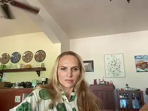 Snapshot of Tovireya chatting on 10/23/25, 05:55 Tovireya online show from 10/23/25, 05:55