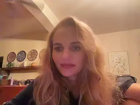 Snapshot of Tovireya chatting on 10/25/25, 04:00 Tovireya online show from 10/25/25, 04:00