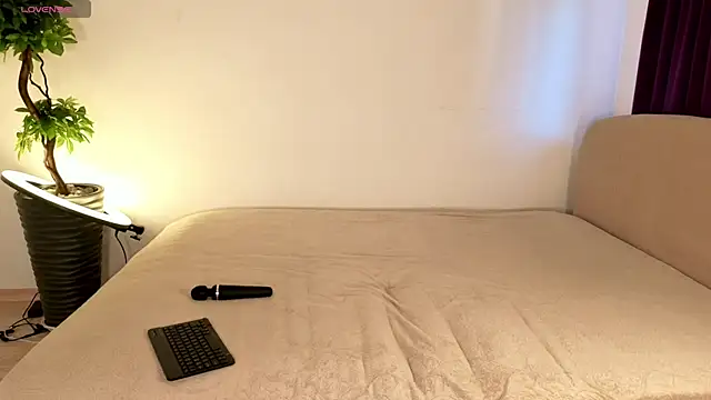 MilaYumi online show from 10/22/25, 06:46