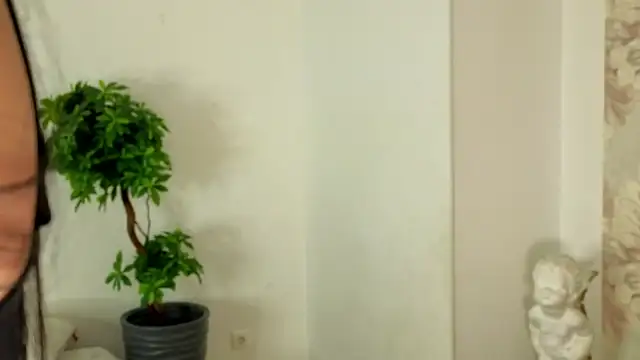 MilaYumi online show from 11/28/25, 07:41