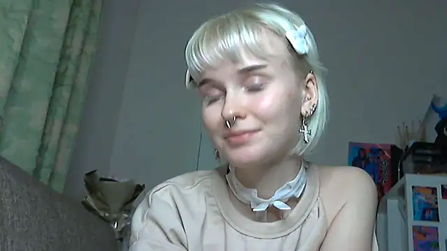 Snapshot of Paradoxy_ chatting on 12/15/25, 08:14 Paradoxy online show from 12/15/25, 08:14