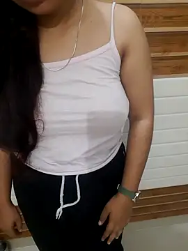 Snapshot of Minakshi_677 chatting on 11/05/25, 04:04 Minakshi 677 online show from 11/05/25, 04:04