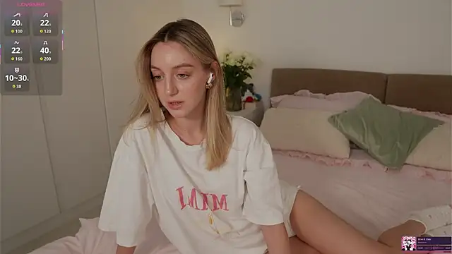 Snapshot of SophieBelll chatting on 06/23/26, 10:46 SophieBelll online show from 06/23/26, 10:46