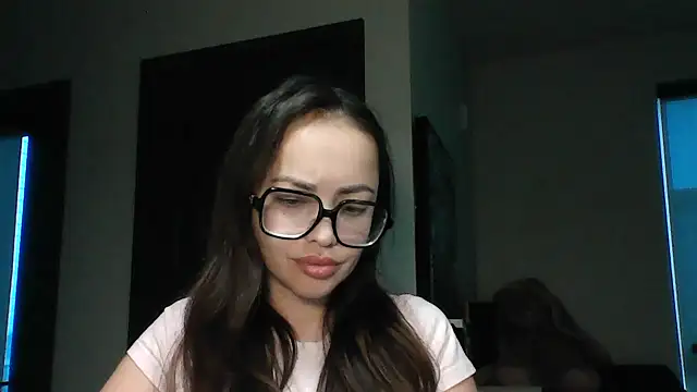 Snapshot of Elyrisse chatting on 10/25/25, 11:49 Elyrisse online show from 10/25/25, 11:49
