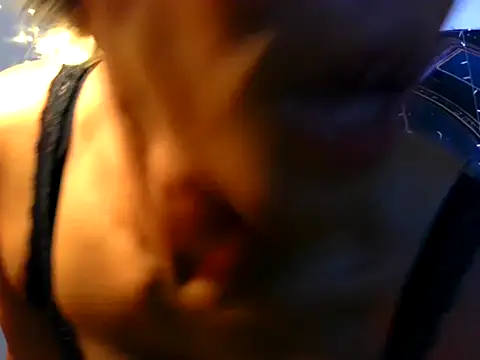 Snapshot of MrsToniTone chatting on 12/18/25, 05:17 MrsToniTone online show from 12/18/25, 05:17