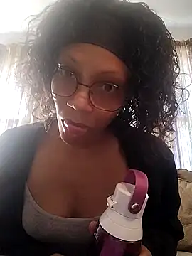 Snapshot of MrsToniTone chatting on 11/24/25, 04:18 MrsToniTone online show from 11/24/25, 04:18