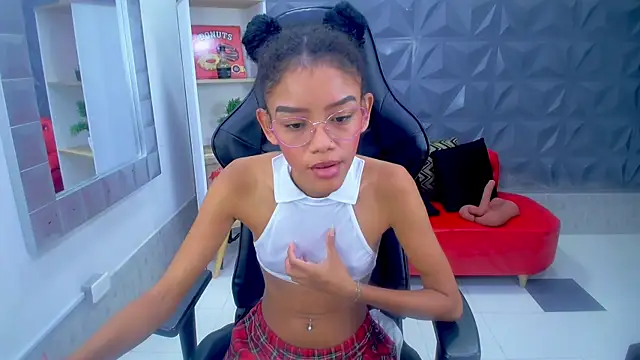 Snapshot of adisson_petite1 chatting on 10/26/25, 01:00 adisson petite1 online show from 10/26/25, 01:00