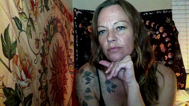 Snapshot of DesertLuxe chatting on 10/03/25, 04:14 DesertLuxe online show from 10/03/25, 04:14