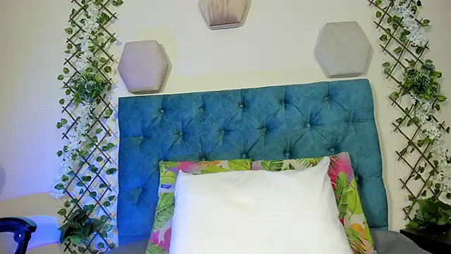 Snapshot of violett__rousee chatting on 10/06/25, 02:40 violett rousee online show from 10/06/25, 02:40
