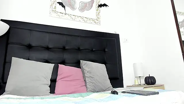 Nyra 18 online show from 10/25/25, 08:31