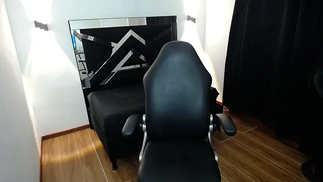 MarianaRojas  online show from 11/11/25, 03:23