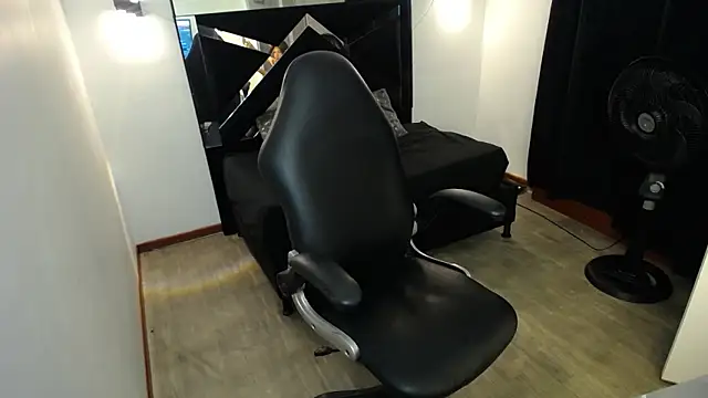 MarianaRojas  online show from 06/12/26, 04:21