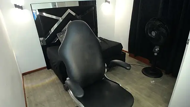 MarianaRojas  online show from 05/15/26, 06:00