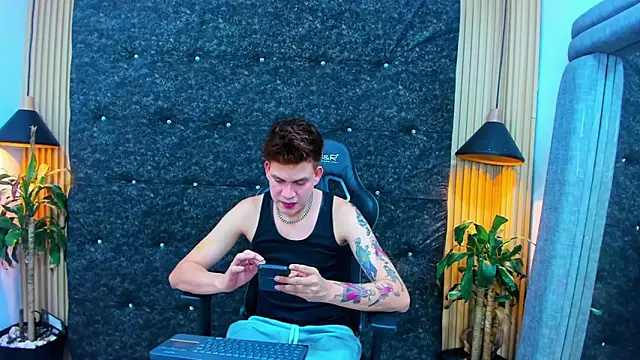 Snapshot of Shadowhunters_ chatting on 09/25/25, 06:30 Shadowhunters online show from 09/25/25, 06:30