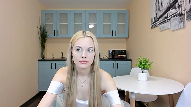 Snapshot of CallMeMargo chatting on 10/08/25, 11:12 CallMeMargo online show from 10/08/25, 11:12