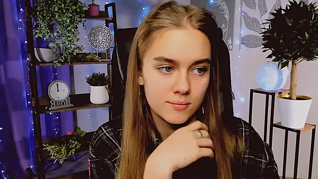 JuneWoods online show from 12/17/25, 06:29