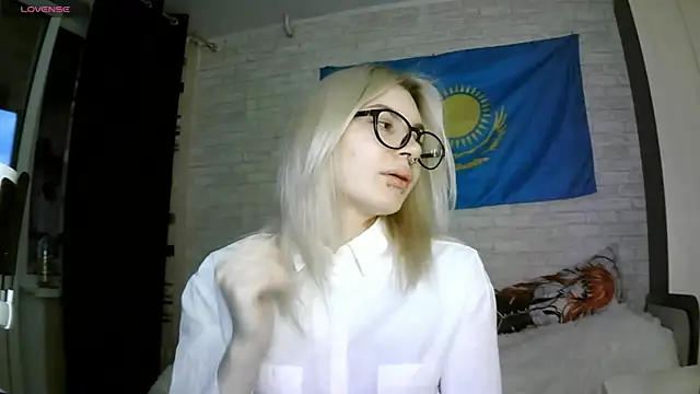 Snapshot of MernaGoggin chatting on 10/03/25, 01:45 MernaGoggin online show from 10/03/25, 01:45