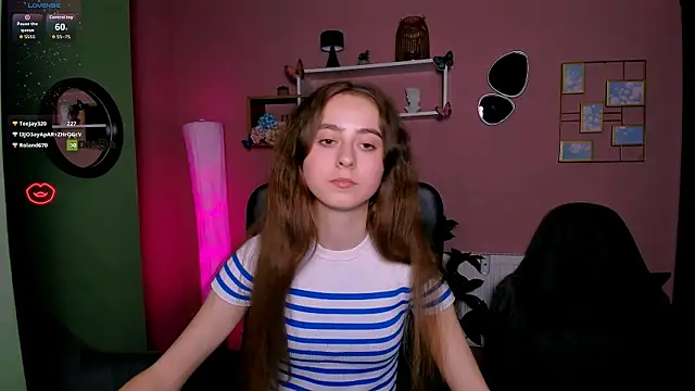 Snapshot of rebecca_smile chatting on 11/26/25, 10:43 rebecca smile online show from 11/26/25, 10:43