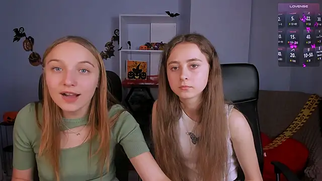 Snapshot of rebecca_smile chatting on 10/23/25, 01:43 rebecca smile online show from 10/23/25, 01:43