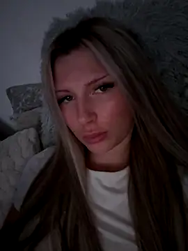 Snapshot of blondeeee chatting on 12/19/25, 05:48 blondeeee online show from 12/19/25, 05:48