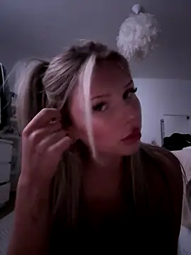 Snapshot of blondeeee chatting on 12/15/25, 05:41 blondeeee online show from 12/15/25, 05:41