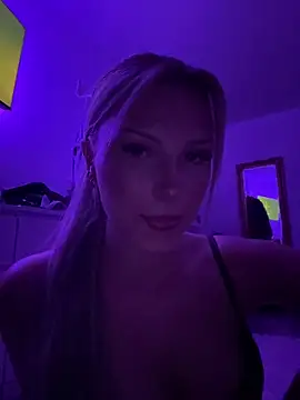 Snapshot of blondeeee chatting on 12/17/25, 05:51 blondeeee online show from 12/17/25, 05:51