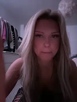 Snapshot of blondeeee chatting on 12/16/25, 05:28 blondeeee online show from 12/16/25, 05:28