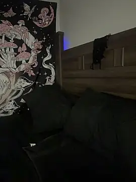 Snapshot of NeliaHexxen chatting on 12/18/25, 01:11 NeliaHexxen online show from 12/18/25, 01:11