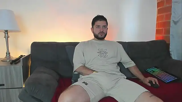 Snapshot of TomSloam chatting on 10/11/25, 12:50 TomSloam online show from 10/11/25, 12:50