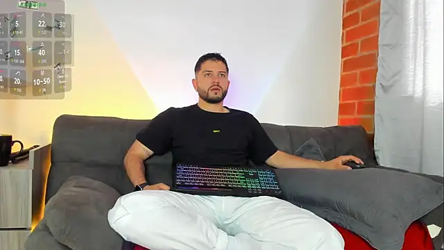 Snapshot of TomSloam chatting on 10/14/25, 01:12 TomSloam online show from 10/14/25, 01:12
