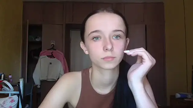 Snapshot of Emilia_Light chatting on 10/05/25, 07:32 Emilia Light online show from 10/05/25, 07:32