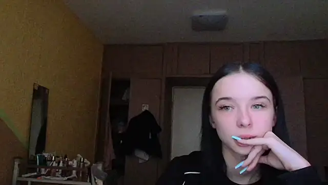 Emilia Light online show from 04/03/26, 08:10