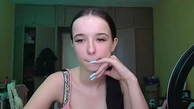 Emilia Light online show from 04/19/26, 08:15