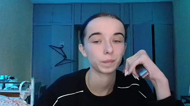 Snapshot of Emilia_Light chatting on 10/17/25, 08:39 Emilia Light online show from 10/17/25, 08:39