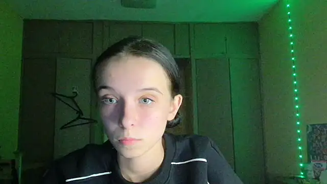 Snapshot of Emilia_Light chatting on 10/11/25, 06:53 Emilia Light online show from 10/11/25, 06:53
