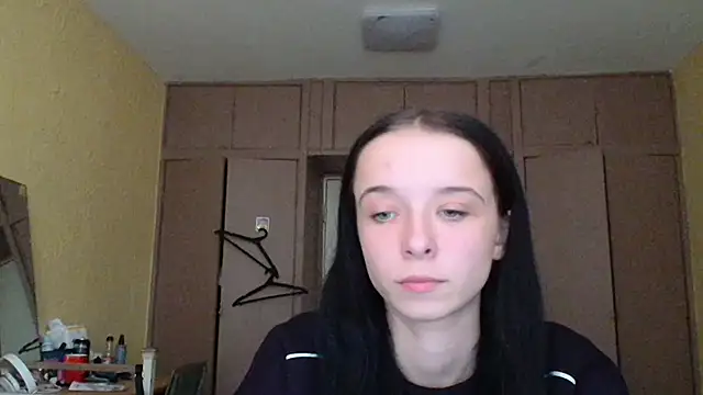 Snapshot of Emilia_Light chatting on 10/12/25, 09:10 Emilia Light online show from 10/12/25, 09:10