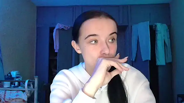 Snapshot of Emilia_Light chatting on 10/19/25, 09:45 Emilia Light online show from 10/19/25, 09:45