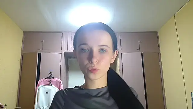 Snapshot of Emilia_Light chatting on 10/04/25, 06:42 Emilia Light online show from 10/04/25, 06:42