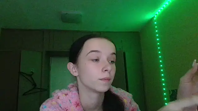 Snapshot of Emilia_Light chatting on 10/10/25, 06:58 Emilia Light online show from 10/10/25, 06:58