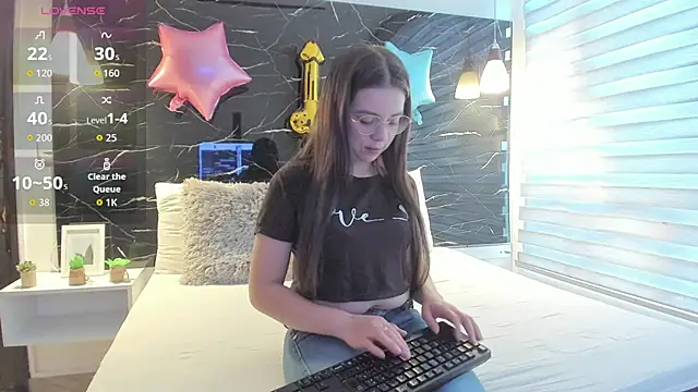 Snapshot of ZOE_LE chatting on 12/02/25, 11:45 ZOE LE online show from 12/02/25, 11:45