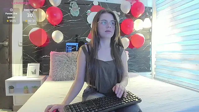 Snapshot of ZOE_LE chatting on 12/15/25, 11:38 ZOE LE online show from 12/15/25, 11:38